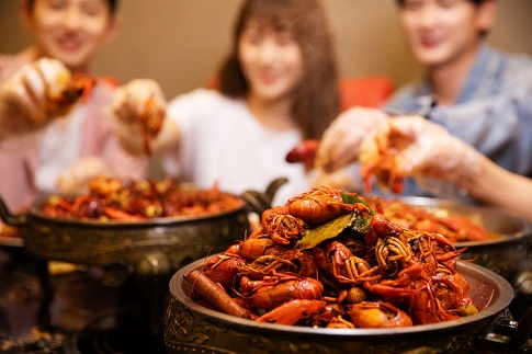 1656260397365758.jpg 攝圖網(wǎng)_501334821_banner_青年聚會吃小龍蝦(企業(yè)商用).jpg