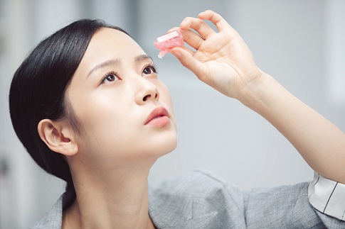 1660665853506501.jpg 攝圖網(wǎng)_501651735_banner_商務(wù)女性滴眼藥水特寫(企業(yè)商用).jpg
