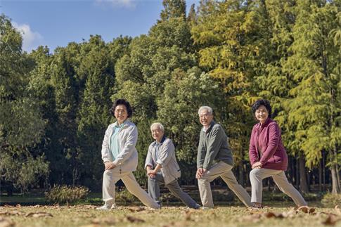 1662921257328849.jpg 攝圖網(wǎng)_501700421_banner_老年人組團(tuán)公園里運(yùn)動(dòng)拉伸(非企業(yè)商用).jpg