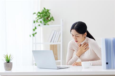 1669938737594218.jpg 攝圖網(wǎng)_506952960_banner_生病捂著胸口的職場女性(非企業(yè)商用).jpg
