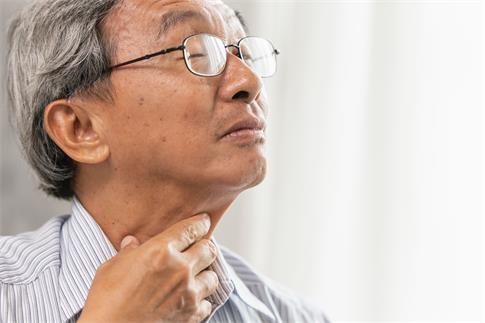 1678471072169935.jpg 攝圖網(wǎng)_502709534_亞洲老人喉嚨痛有痰手摸脖子(企業(yè)商用).jpg
