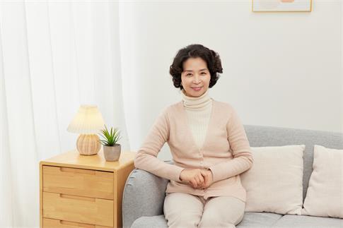 1712967349940944.jpg 攝圖網(wǎng)_507730171_中年女性居家形象(企業(yè)商用).jpg