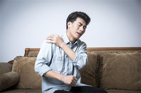 1719370533916701.jpg 攝圖網(wǎng)_501162792_青年男性肩膀疼(企業(yè)商用).jpg