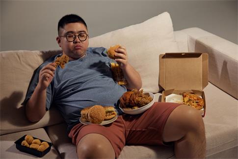 1719963836211766.jpg 攝圖網_502382689_肥胖居家男士夜晚吃美食(企業(yè)商用).jpg