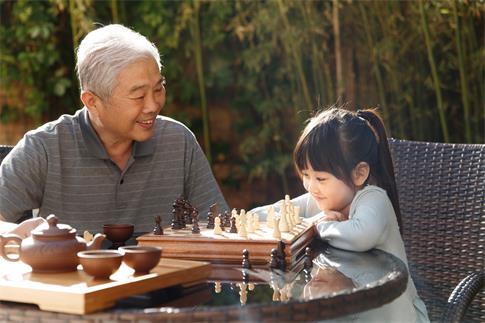 1727655307715959.jpg 攝圖網(wǎng)_501897123_歡樂老年人象棋祖父和孫女在庭院里下棋(僅交流學習使用).jpg