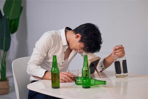 1729900297793124.jpg 攝圖網(wǎng)_501798711_居家難過(guò)喝酒的青年男性(企業(yè)商用).jpg