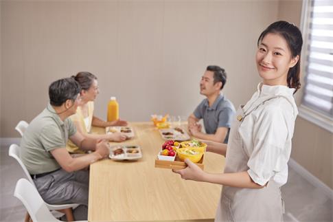1731551185133481.jpg 攝圖網(wǎng)_507720120_養(yǎng)老院的營養(yǎng)師形象(企業(yè)商用).jpg