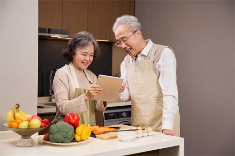 1734654714568851.jpg 攝圖網(wǎng)_507701629_老年夫妻用平板電腦研究菜譜(企業(yè)商用).jpg