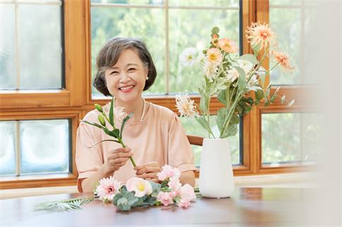 1735087071497544.jpg 攝圖網(wǎng)_506948266_優(yōu)雅插花的老年人(企業(yè)商用).jpg
