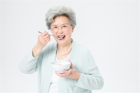 1736231006846742.jpg 攝圖網(wǎng)_501305143_老人吃酸奶(企業(yè)商用).jpg