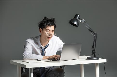 1737591207666865.jpg 攝圖網(wǎng)_501351135_banner_男性加班熬夜(企業(yè)商用).jpg