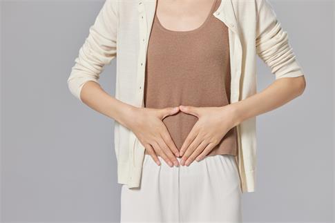 1737679036446908.jpg 攝圖網(wǎng)_506953110_捂著肚子的女性特寫(企業(yè)商用).jpg